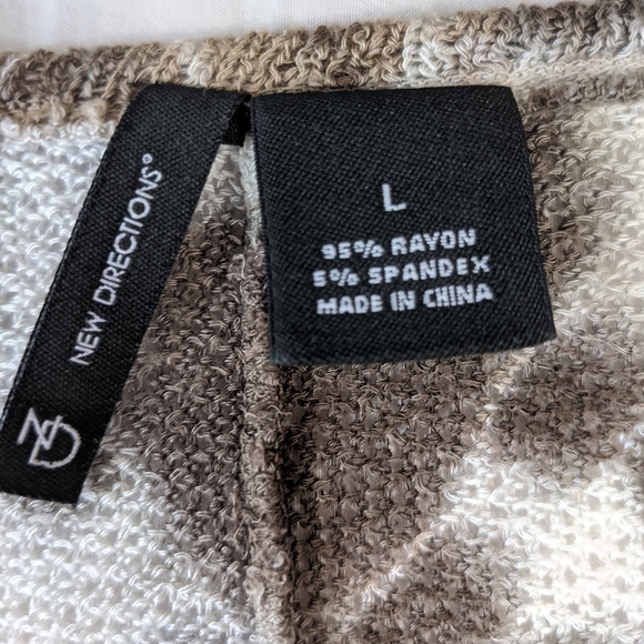 New Directions Rhinestone Detail SharkBite hemline Blouse Large - Picture 6 of 8